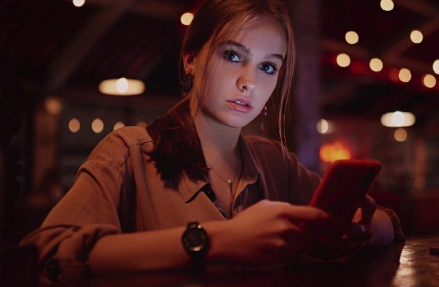 How a woman’s side glance took the internet by storm